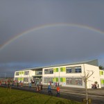 An Scoil faoi bogha báistí